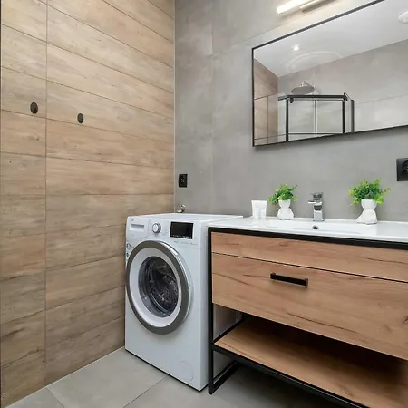 Modern With Parking In The Center In By Renters Appartamento