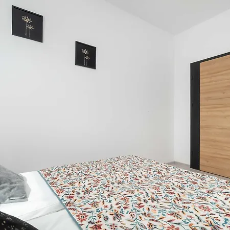 Modern With Parking In The Center In By Renters *