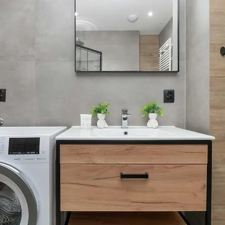 Modern With Parking In The Center In By Renters *