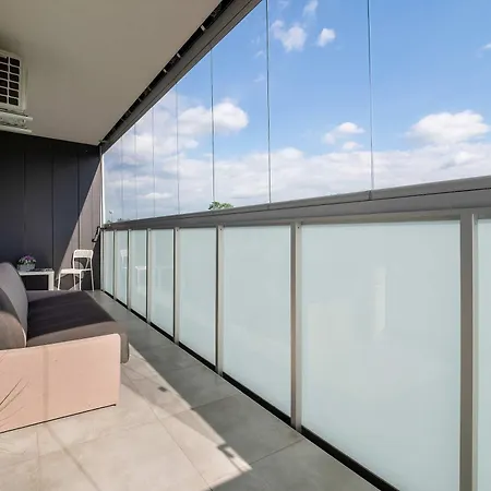 Modern With Parking In The Center In By Renters *