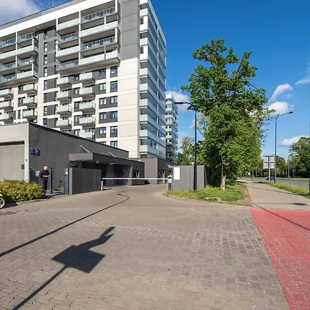 Modern With Parking In The Center In By Renters Appartamento